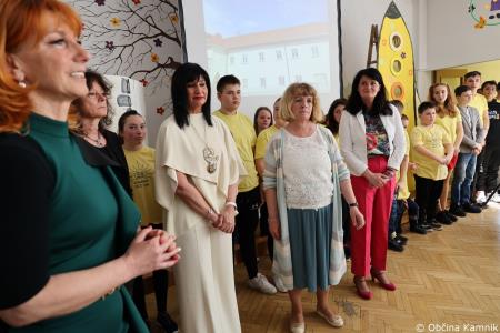 Osnovna šola 27. julij Kamnik že 40 let raste s prepričanjem, da če spoštujemo sebe, bomo znali spoštovati tudi druge (48)